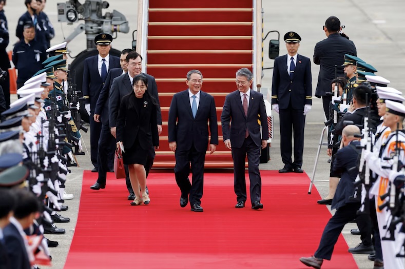 Thủ tướng Trung Quốc Lý Cường đến Seoul vào ngày 26/5/2024 để tham dự cuộc gặp thượng đỉnh Trung - Nhật - Hàn. Ảnh: Reuters