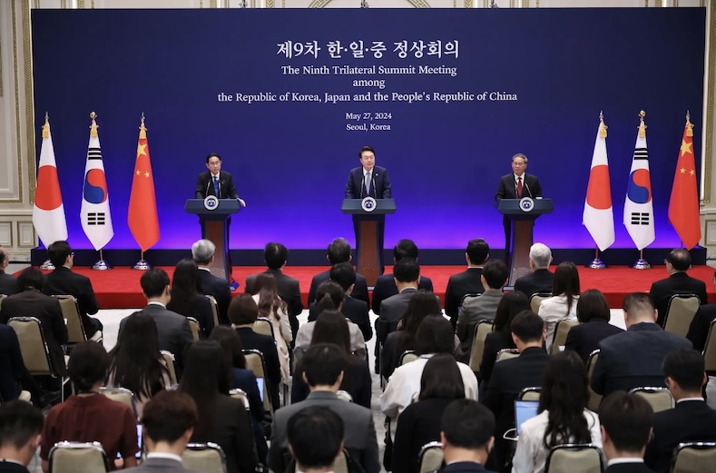 Tổng thống Hàn Quốc Yoon Suk Yeol (giữa), Thủ tướng Nhật Bản Fumio Kishida (trái) và Thủ tướng Trung Quốc Lý Cường tại cuộc họp báo chung ở Seoul vào ngày 27/5. Ảnh: New York Times