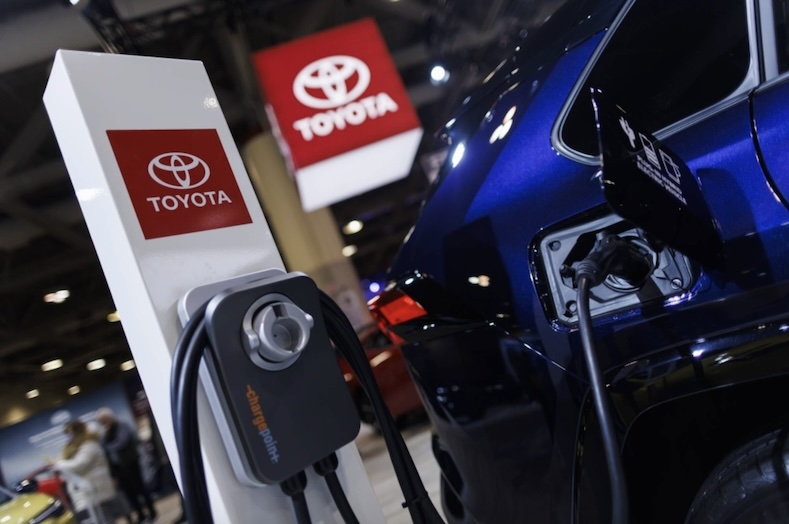 Gần 40% số xe Toyota bán ra trong tháng 4 là xe hybrid xăng lai điện. Chỉ có 2% là xe điện. Ảnh: Bloomberg