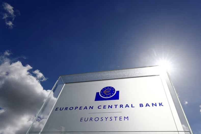 Logo của ngân hàng Trung ương châu Âu (ECB) được in bên ngoài trụ sở chính ở Frankfurt, Đức. Ảnh: Reuters