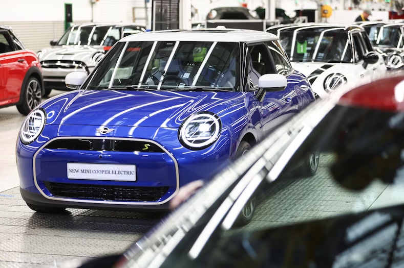 Mẫu xe điện mới Mini Cooper được giới thiệu tại buổi họp báo của tập đoàn BMW về hoạt động đầu tư sản xuất ô tô MINI ở Vương quốc Anh vào ngày 11/9/2023. Ảnh: Reuters