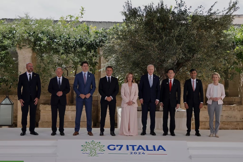 Lãnh đạo các nước G7 và đại biểu chụp ảnh lưu niệm tại Hội nghị thượng đỉnh G7 được tổ chức tại vùng Apulia, Italia. Ảnh: AFP