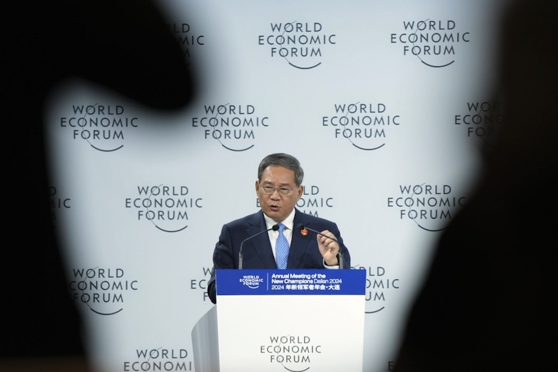 Thủ tướng Trung Quốc Lý Cường phát biểu tại cuộc họp của Diễn đàn kinh tế Thế giới (WEF) vào ngày 25/6 ở thành phố Đại Liên (Trung Quốc). Ảnh: Bloomberg