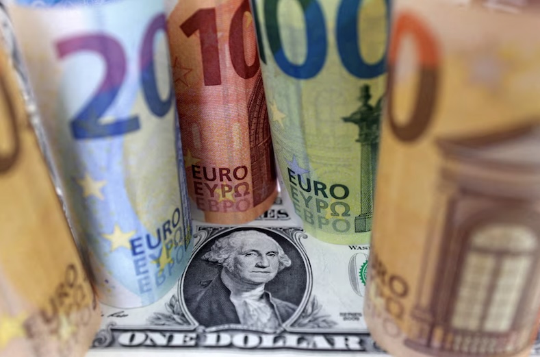 Đồng euro trượt giá thêm 0,06%, xuống còn 1 EUR đổi 1,0827 USD sau mức giảm 0,4% so với đồng đô la Mỹ, do nhà đầu tư lo ngại bầu cử ở Pháp sẽ dẫn đến kết quả một quốc hội treo. Ảnh: Reuters
