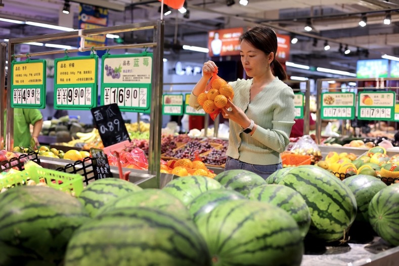 Giá thực phẩm tại Trung Quốc đã giảm 2,1% trong tháng 6, so với cùng kỳ năm trước, nối gót mức giảm 2% trong tháng 5. Ảnh: AFP