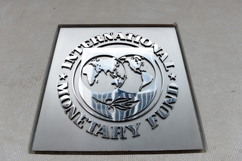 Logo bên ngoài tòa nhà Quỹ Tiền tệ Quốc tế (IMF) tại Washington, Mỹ. Ảnh: AFP