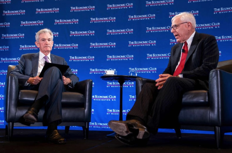 Chủ tịch Fed Jerome Powell (bìa trái) thảo luận với ông David Rubenstein, Chủ tịch Câu lạc bộ kinh tế Washington. Ảnh: AFP