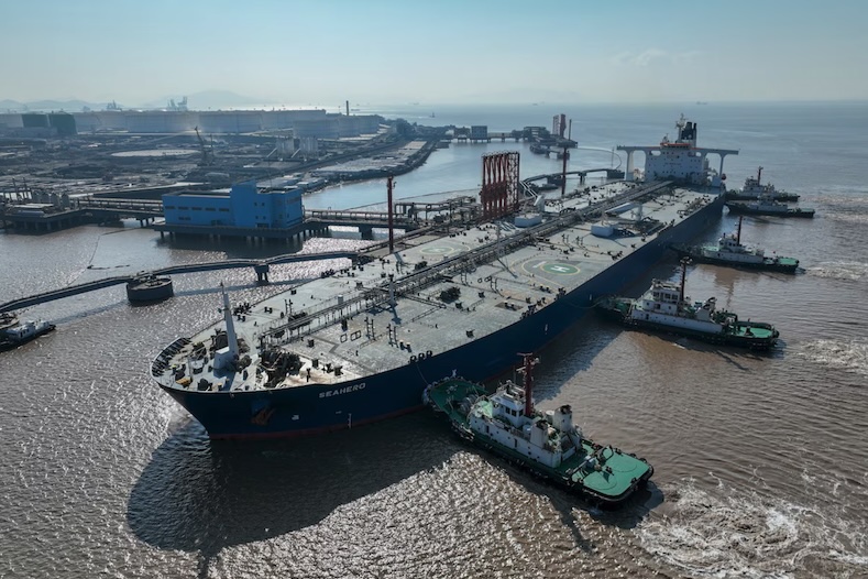 Tàu chở dầu thô cập cảng dầu ngoài khơi ở thành phố Chu San, tỉnh Chiết Giang, Trung Quốc. Ảnh: Reuters
