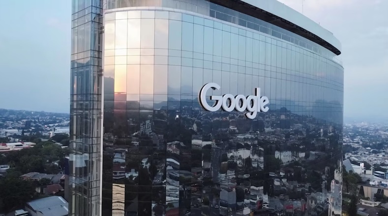 Logo Google gắn trên tòa văn phòng Google tại thủ đô San Salvador, El Salvador. Ảnh: Reuters