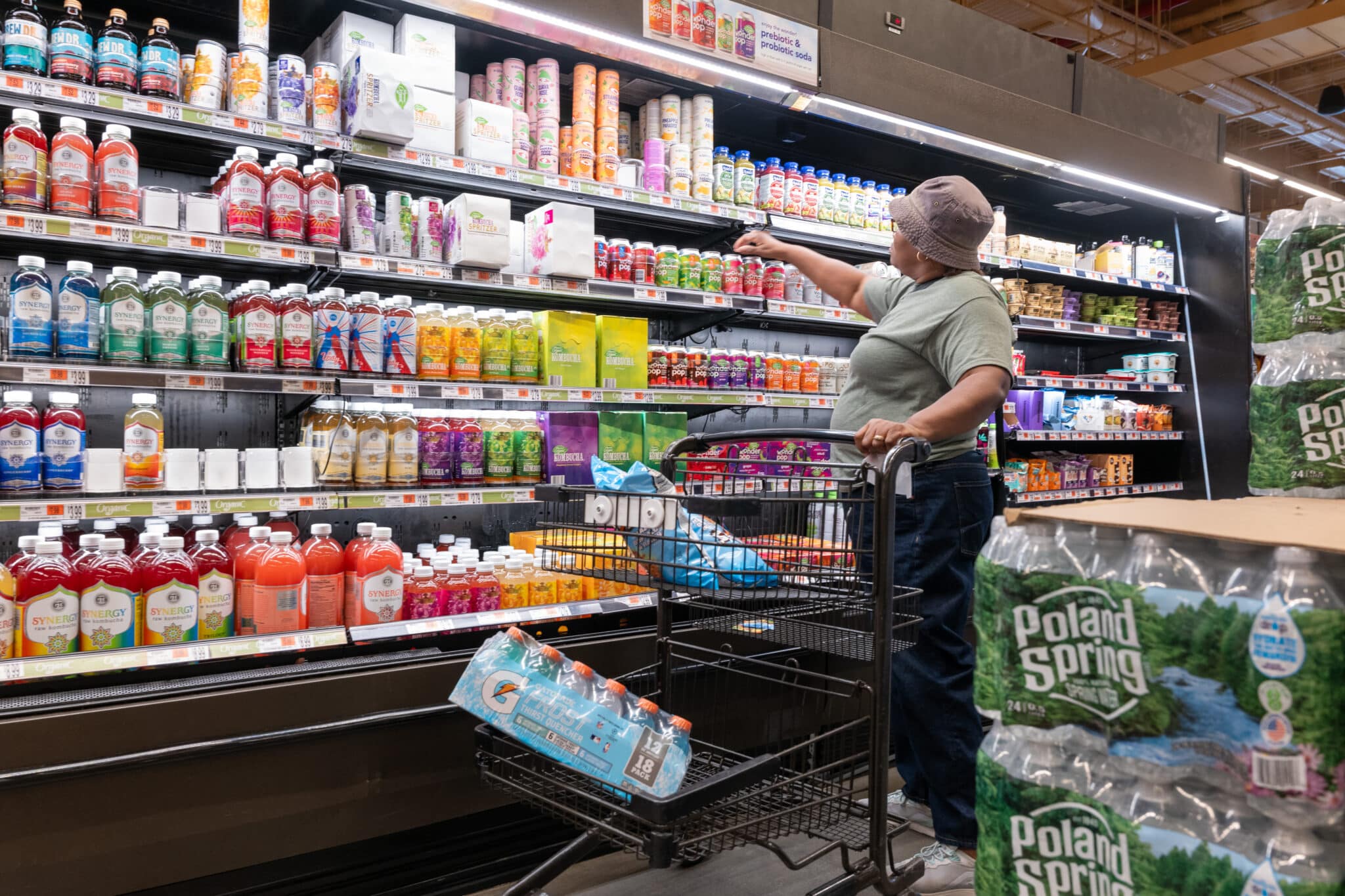 Người tiêu dùng mua sắm tại một cửa hàng tạp hóa ở quận Brooklyn, tại Thành phố New York vào ngày 11/7/2024. Ảnh: AFP