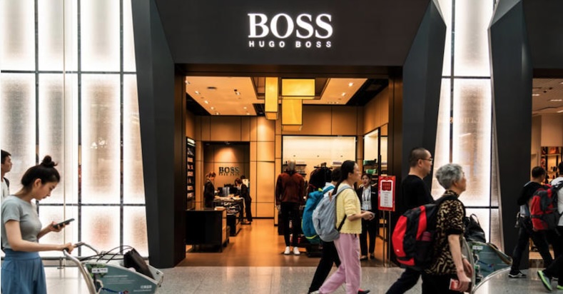 Bên ngoài cửa hàng thời trang cao cấp Hugo Boss ở sân bay quốc tế Bảo An Thâm Quyến, Trung Quốc. Ảnh: CNBC