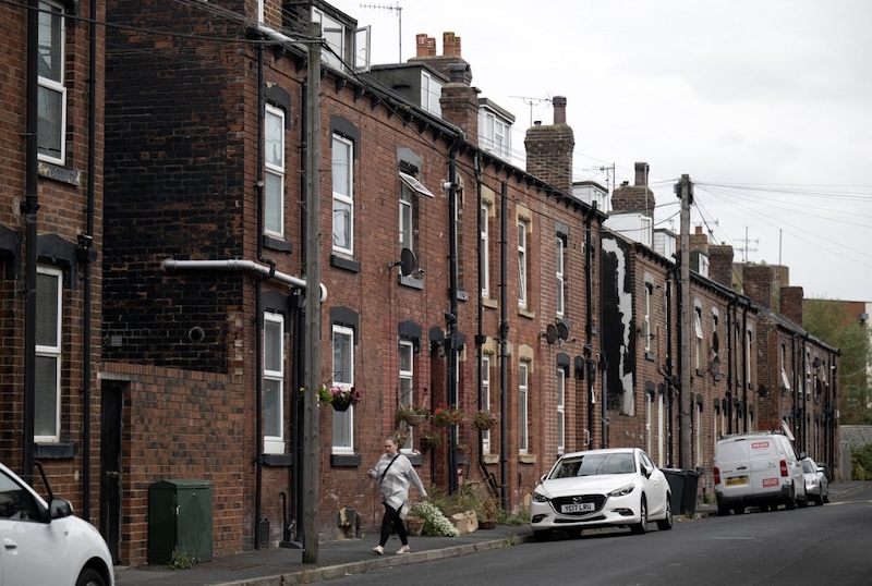 Bên ngoài một khu nhà liền kề ở thành phố Leeds, Vương quốc Anh. Ảnh: Oli Scarff/AFP