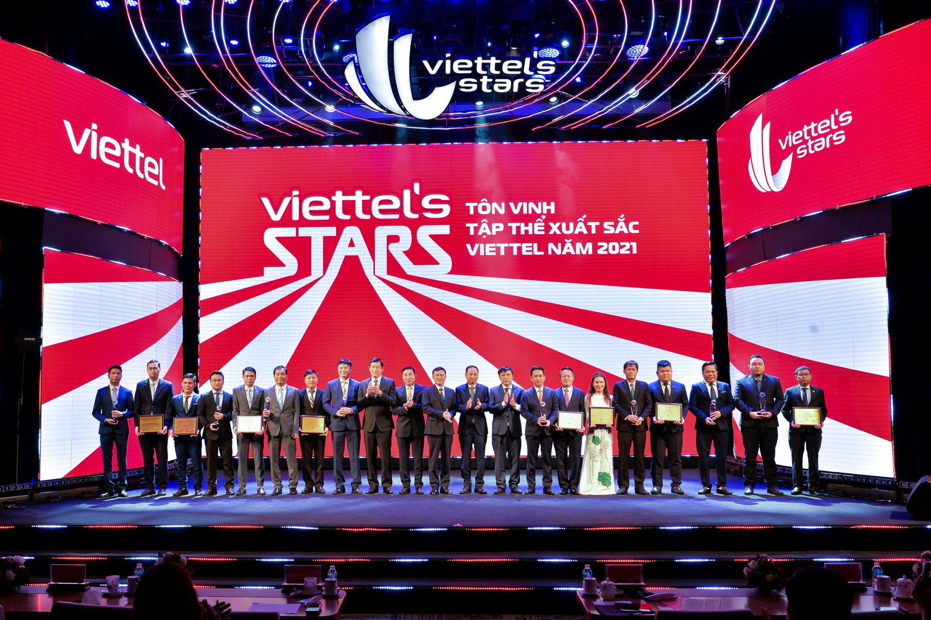 Ban Tổng giám đốc Tập đoàn Công nghiệp - Viễn thông Quân đội Viettel và 8 tập thể xuất sắc toàn cầu của Viettel 2021
