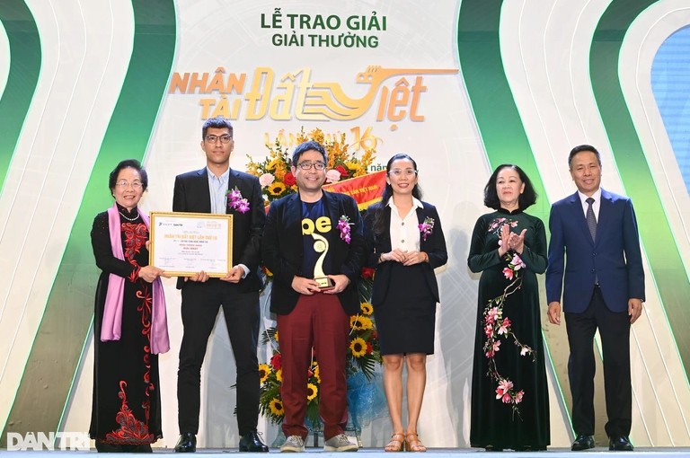 Bà Trương Thị Mai - Ủy viên Bộ Chính trị, Trưởng ban Tổ chức Trung ương và ông Tô Dũng Thái - Chủ tịch HĐTV Tập đoàn VNPT - trao giải  Nhất CNTT cho nhóm tác giả.