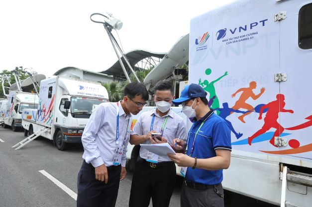 Anh Nguyễn Huy Ánh (Bên phải) và đồng nghiệp thực hiện đấu nối đường Internet đi Quốc tế tại TTHNQG