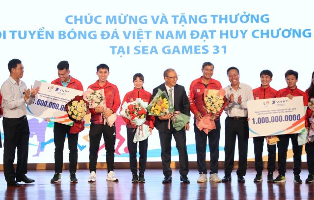  Tập đoàn VNPT đã tổ chức lễ chúc mừng và tặng thưởng các cầu thủ đội tuyển bóng đá nam U23 và đội tuyển bóng đá nữ Việt Nam tại trụ sở Tập đoàn VNPT sau khi giành và bảo vệ thành công vị trí vô địch tại SEA Games 31.