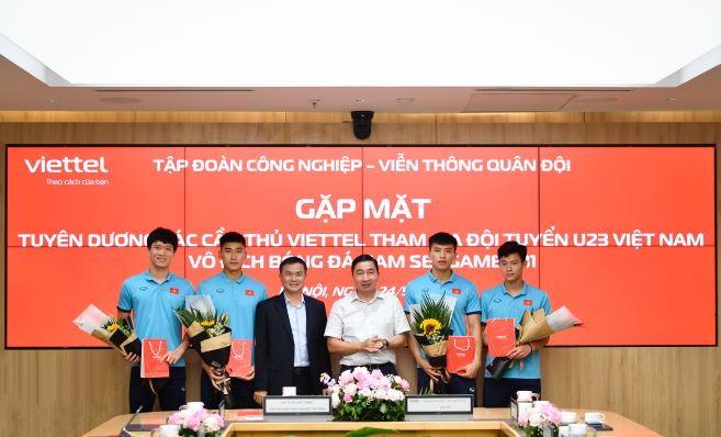Chủ tịch - TGĐ Tập đoàn Tào Đức Thắng, Bí thư Đảng ủy - PTGĐ Tập đoàn Nguyễn Thanh Nam trao quà cho các cầu thủ.