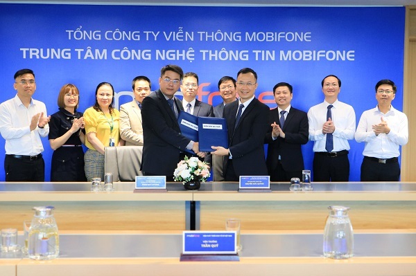 lễ ký kết thỏa thuận hợp tác giữa Trung tâm công nghệ thông tin MobiFone, thuộc Tổng công ty Viễn thông MobiFone và Viện phát triển kinh tế số Việt Nam nhằm đẩy mạnh, phát triển các giải pháp chuyển đổi số cho doanh nghiệp.
