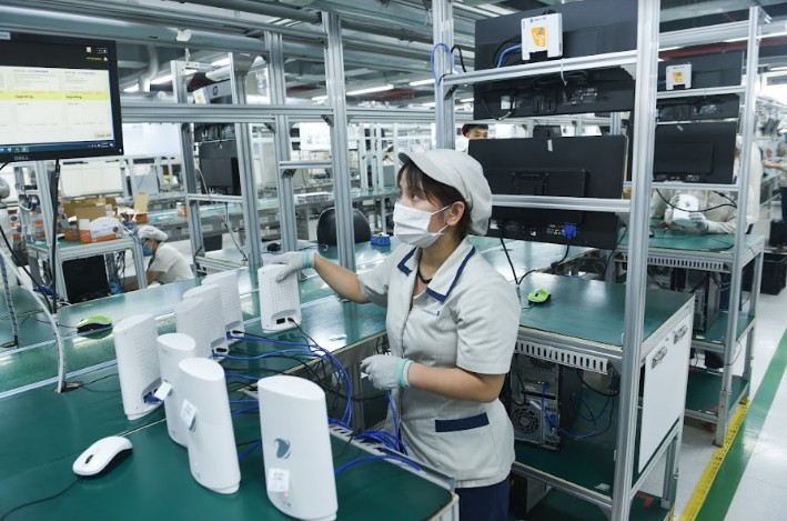 Sản xuất wifi mesh 6 tại nhà máy của VNPT 