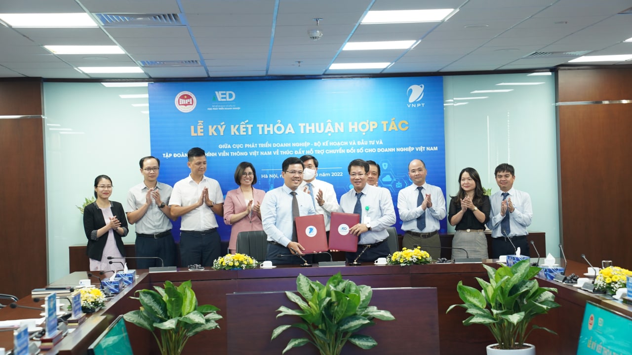 Ông Lê Mạnh Hùng - Cục trưởng cục phát triển doanh nghiệp (bên trái) và Ông Nguyễn Trường Giang - Tổng giám đốc VNPT VinaPhone (bên phải) tại lễ ký kết