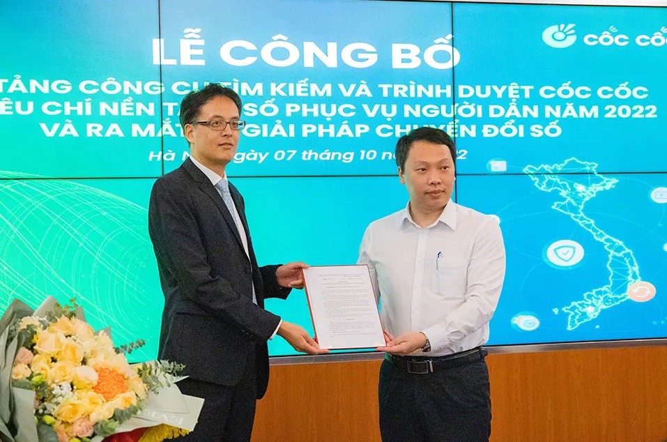 Thứ trưởng Nguyễn Huy Dũng đã chính thức công bố và trao quyết định công nhận Công cụ tìm kiếm và Trình duyệt Cốc Cốc đạt tiêu chí Nền tảng số phục vụ người dân năm 2022