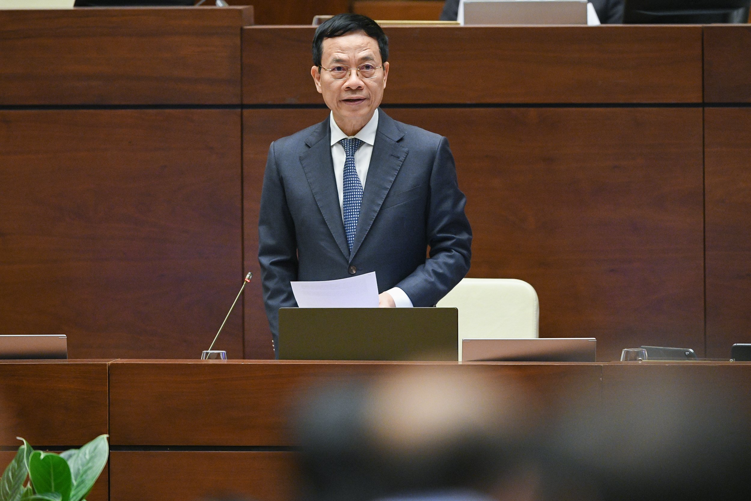 Bộ trưởng Nguyễn Mạnh Hùng trao giải Nhất cho Vintom với giải pháp chuyển dữ liệu số sang video. 