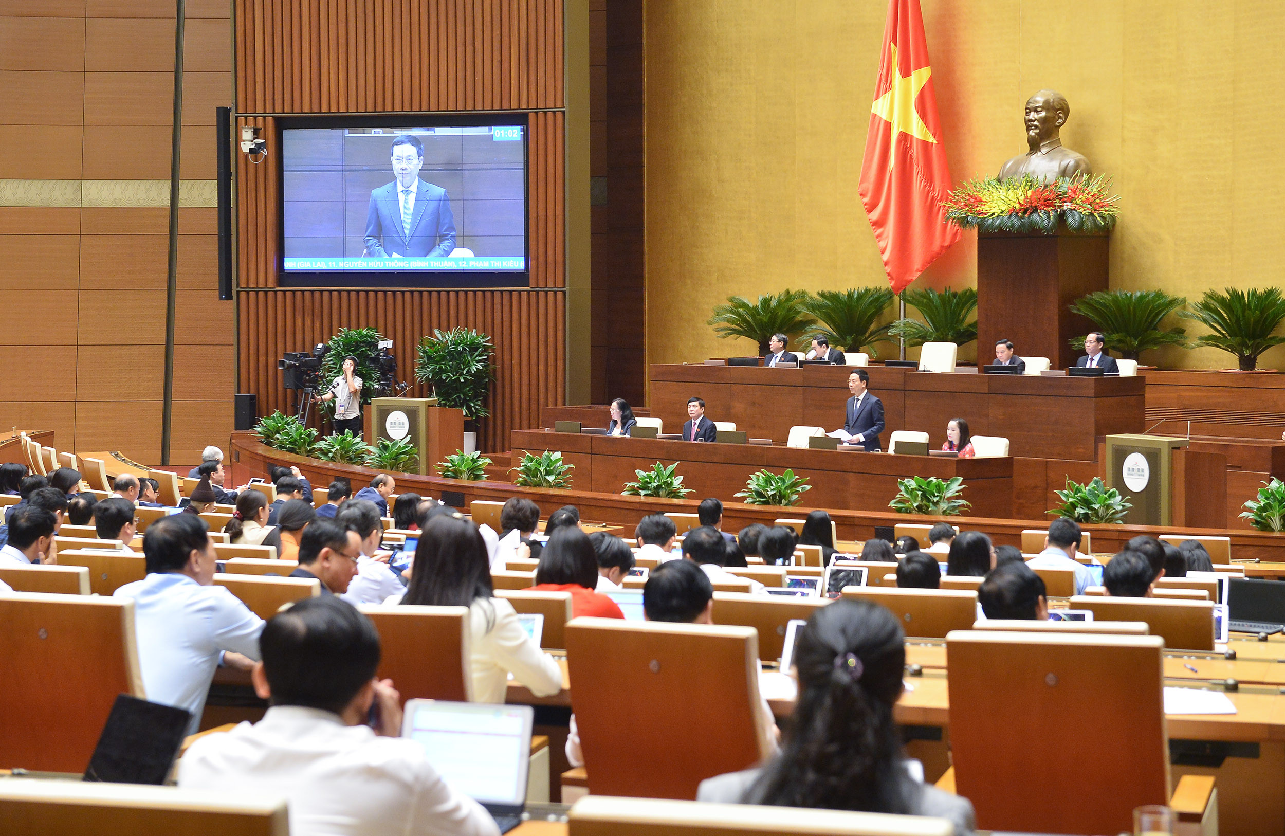 Bộ trưởng Nguyễn Mạnh Hùng trả lời chất vấn trước Quốc hội sáng ngày 4/11.