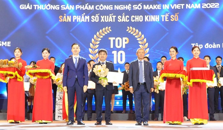 Đại diện VNPT nhận giải thưởng hạng mục Sản phẩm số xuất sắc cho kinh tế số dành cho giải pháp oneSME 