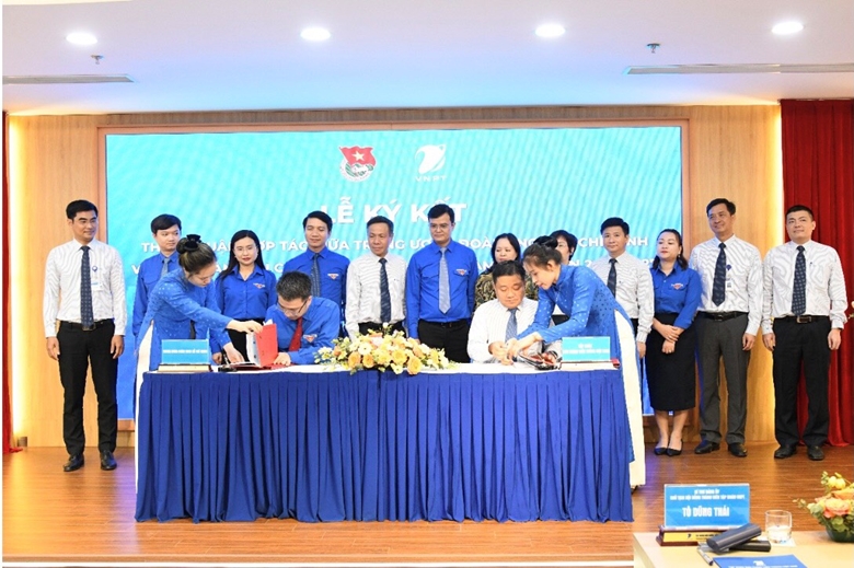 Đồng chí Nguyễn Tường Lâm, Bí thư Trung ương Đoàn, Phó chủ nhiệm thường trực ủy ban quốc gia về thanh niên Việt Nam (bên trái) và đồng chí Huỳnh Quang Liêm, Tổng Giám đốc Tập đoàn VNPT (bên phải) thực hiện ký kết thỏa thuận hợp tác giai đoạn 2023 – 2027 giữa hai đơn vị