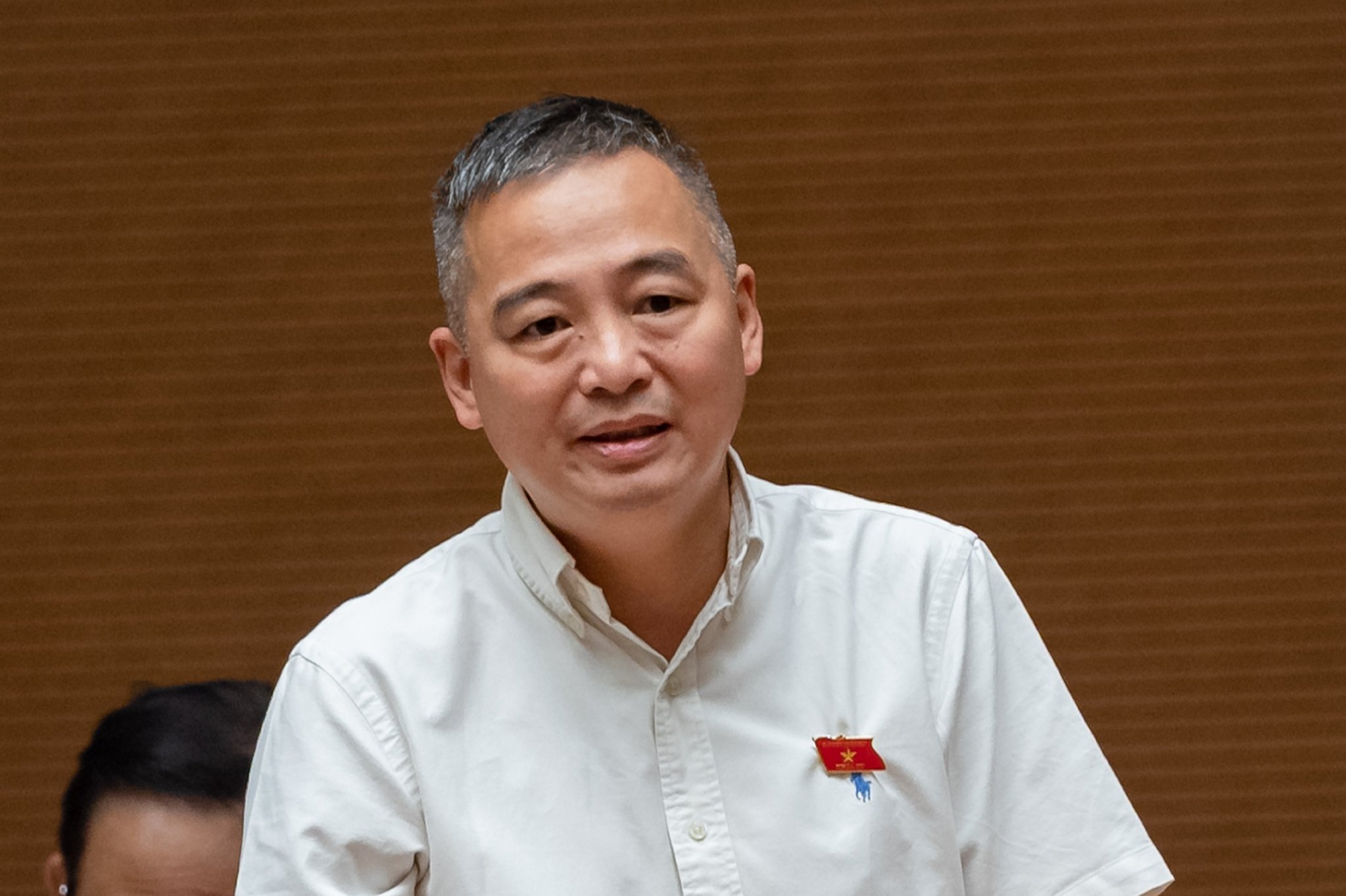 Đại biểu Nguyễn Lân Hiếu tranh luận với Bộ trưởng Huỳnh Thành Đạt. Ảnh: Duy Linh.