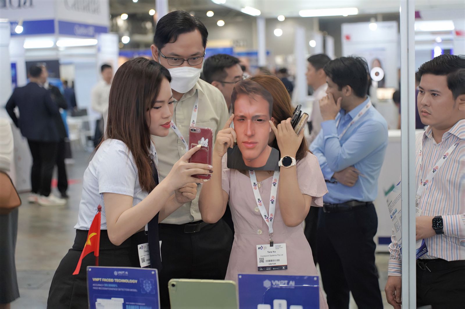 Khách tham quan bày tỏ sự ngạc nhiên với tốc độ phát triển của công nghệ Việt Nam sau khi trải nghiệm VNPT FaceID