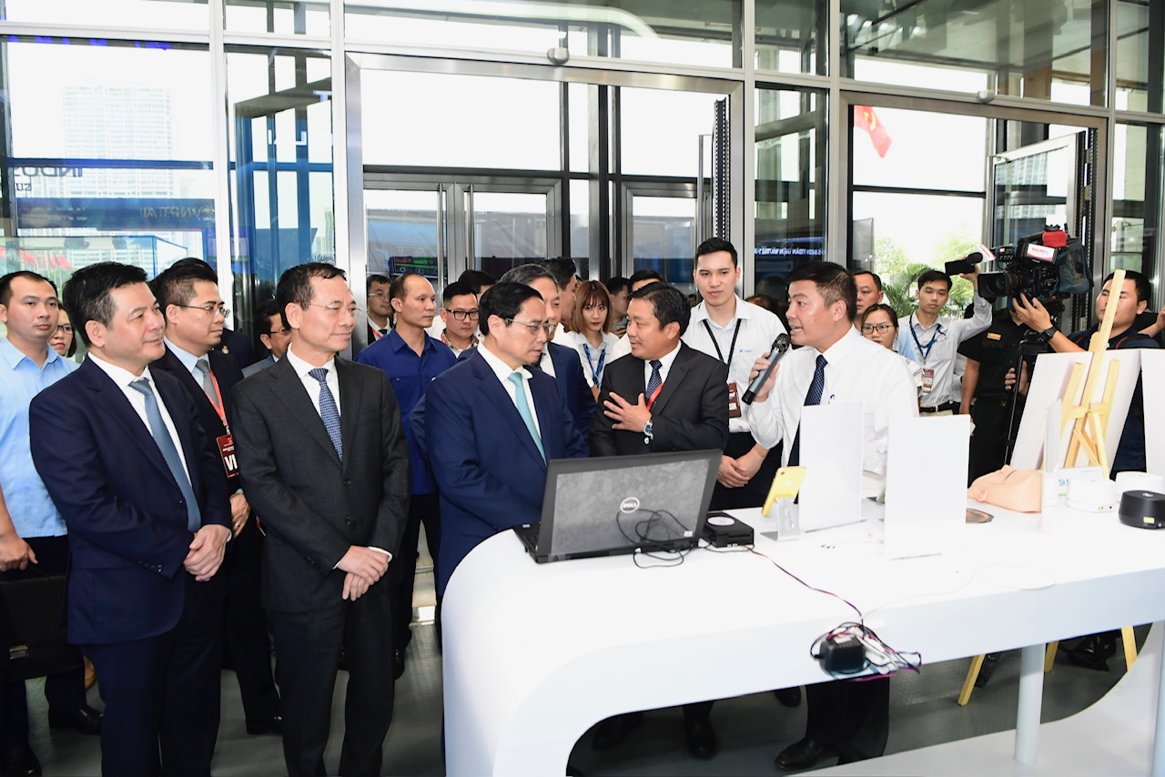 Thủ tướng Chính phủ Phạm Minh Chính và các đồng chí lãnh đạo các bộ, ngành tới tham quan khu vực trình diễn các giải pháp số của VNPT tại Industry 4.0 Summit 2023 (ảnh: Phạm Hưng)