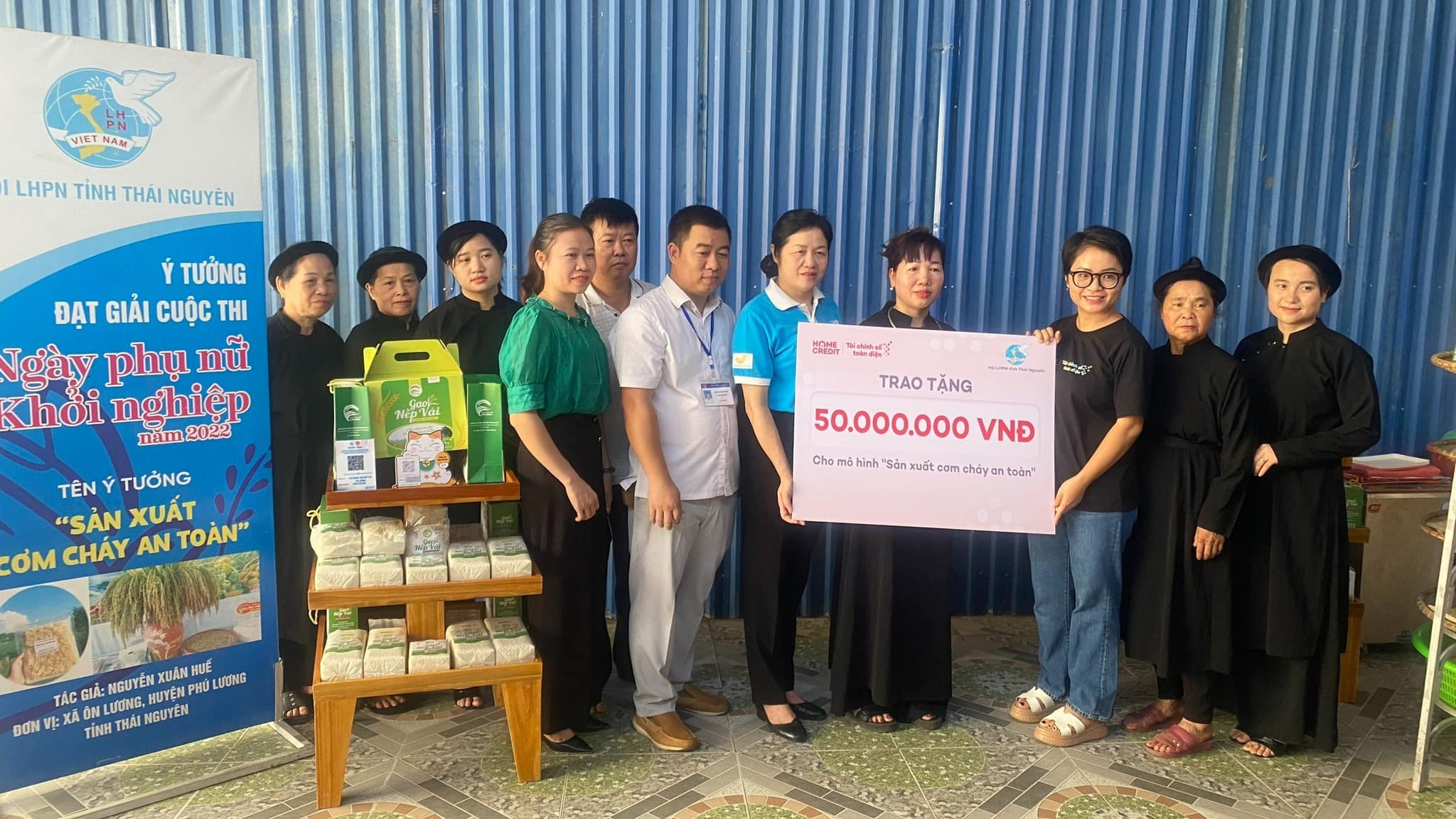 Ảnh: Home Credit trao tiền hỗ trợ mô hình “Sản xuất Cơm cháy an toàn” tỉnh Thái Nguyên
