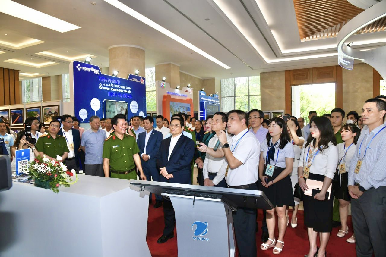 Ông Ngô Diên Hy - Phó TGĐ VNPT giới thiệu với Thủ tướng hệ sinh thái chuyển đổi số của VNPT tại sự kiện