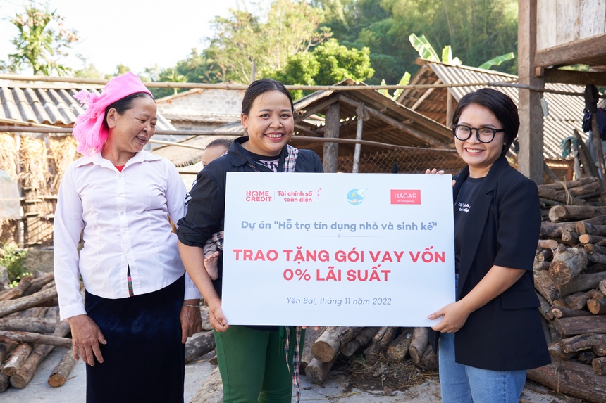 Ảnh: Home Credit Việt Nam trao vốn hỗ trợ phụ nữ dân tộc thiểu số tỉnh Yên Bái