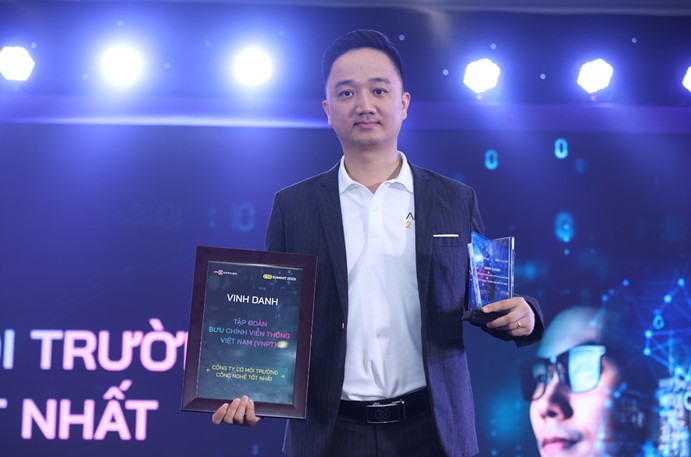 Đại diện VNPT nhận giải Công ty có môi trường công nghệ tốt nhất tại Ngày hội Trí tuệ nhân tạo Việt Nam (AI4VN 2023)