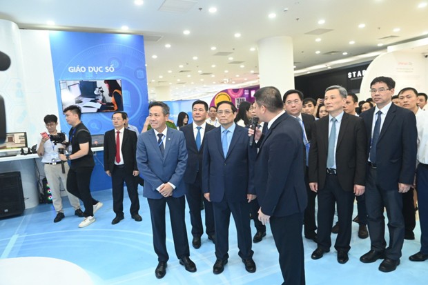  Thủ tướng Chính Phủ Phạm Minh Chính và các quan khách thăm gian triển lãm các sản phẩm dịch vụ của Tập đoàn VNPT