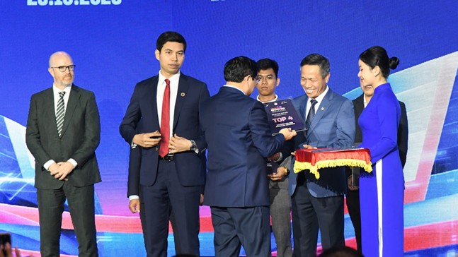 Chủ tịch Tập đoàn VNPT Tô Dũng Thái nhận danh hiệu TOP 4  giải pháp xuất sắc nhất tham gia Chương trình Thách  thức đổi mới sáng tạo Việt Nam năm 2023 cho Giải pháp OneSME do Thủ tướng Chính phủ trao tặng