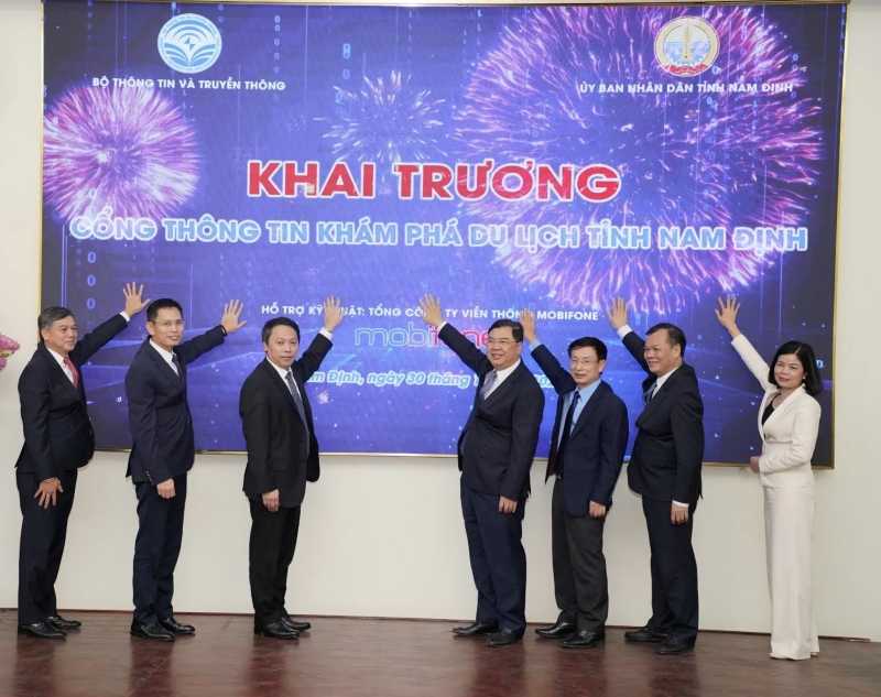 Đại diện MobiFone cùng các lãnh đạo tỉnh Nam Định khai trương cổng thông tin khám phá du lịch.