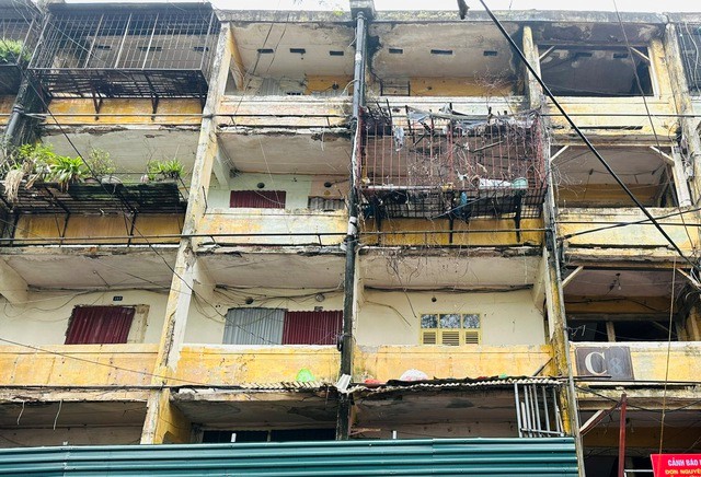 Cận cảnh chung cư cũ tại quận Đống Đa, TP.Hà Nội.