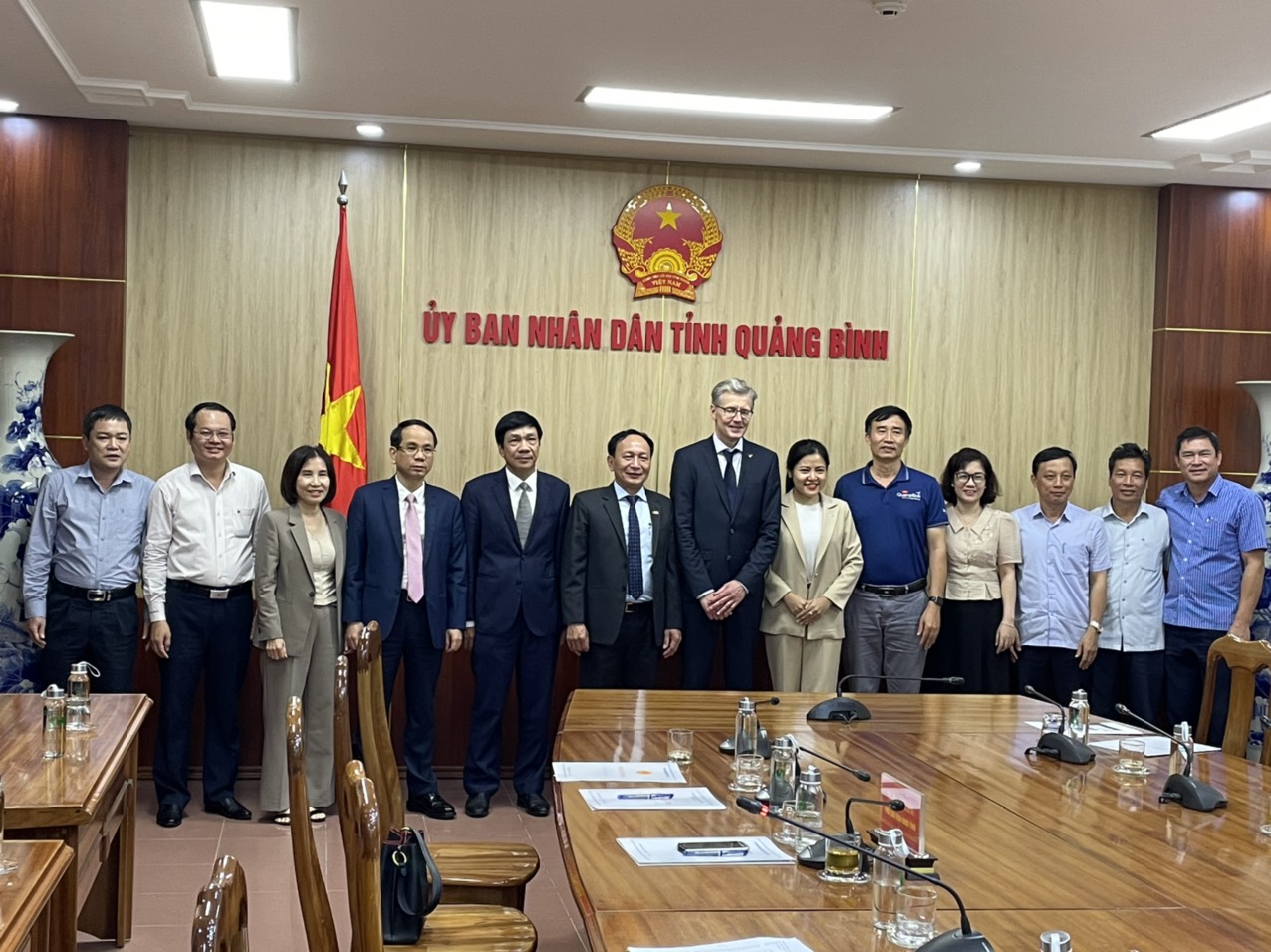 Lãnh đạo tỉnh Quảng Bình đón tiếp nhà đầu tư nước ngoài đến tìm hiểu cơ hội đầu tư tại tỉnh.
