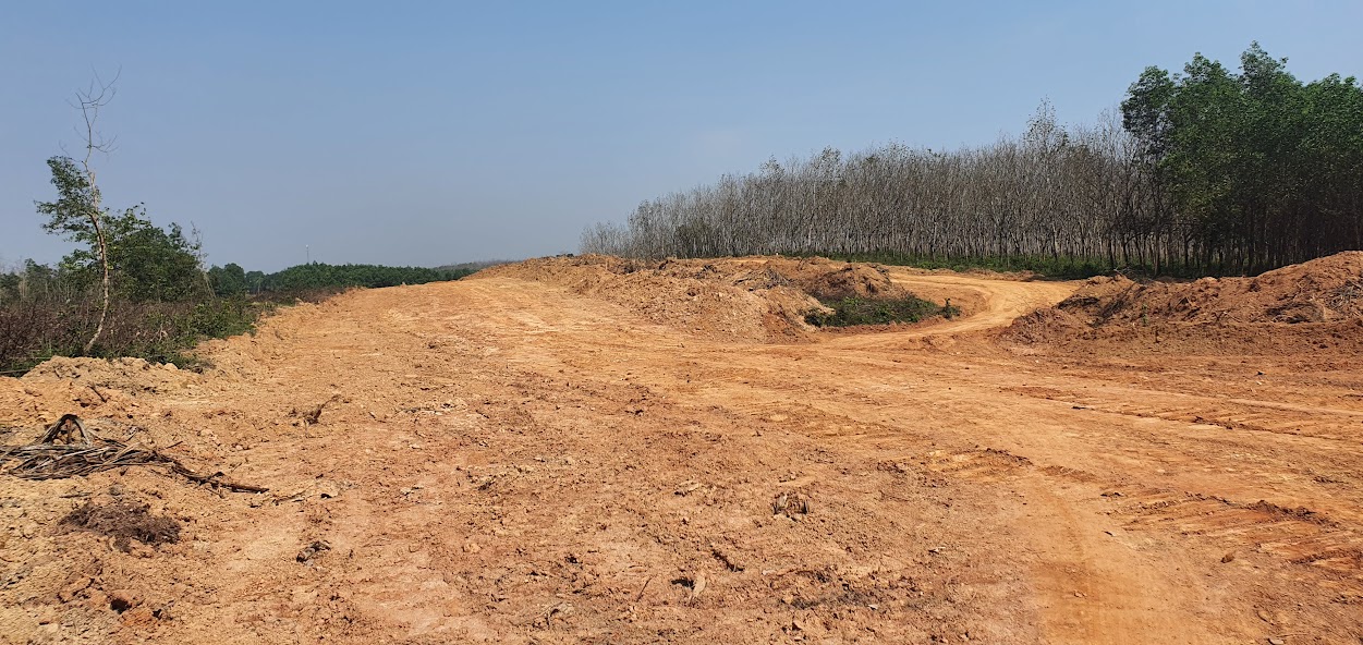 Một số vị trí thuộc phạm vi Dự án cao tốc Vạn Ninh - Cam Lộ tại huyện Vĩnh Linh vẫn còn vướng mặt bằng trên đất và tài sản của các hộ dân và doanh nghiệp. Ảnh: Ngọc Tân