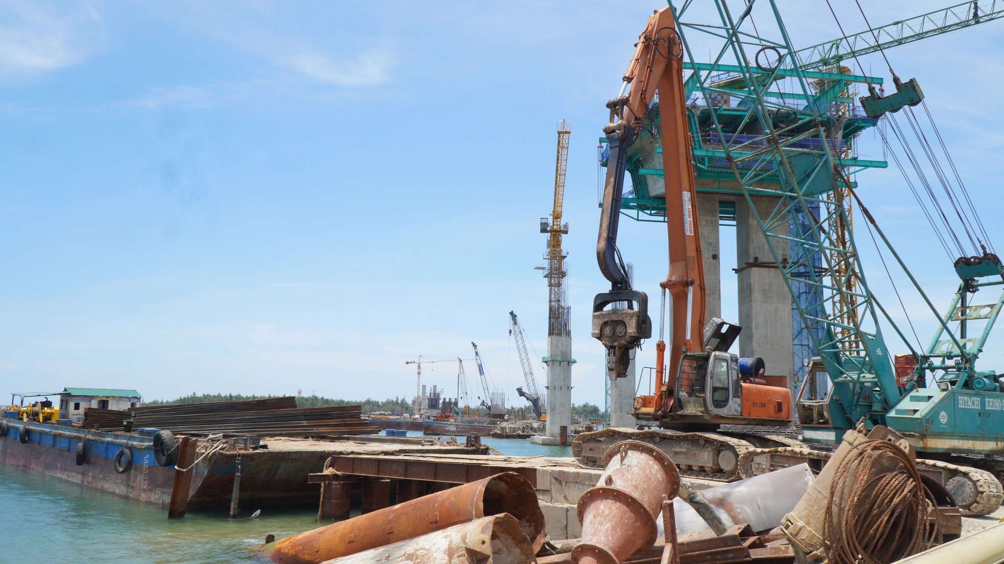 Dự án tuyến đường bộ ven biển và cầu qua cửa Thuận An đang đẩy nhanh tiến độ thi công các hạng mục