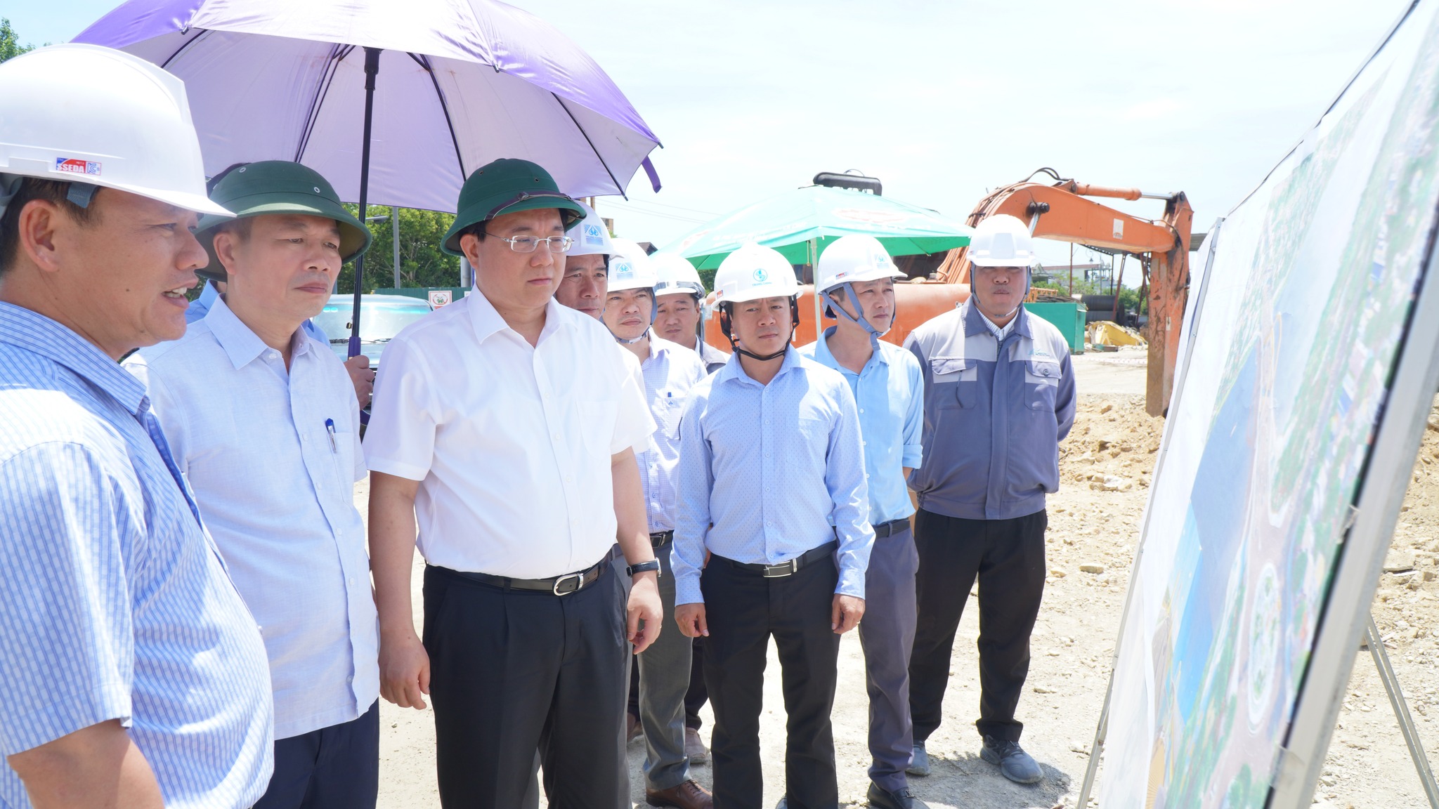Thứ trưởng Bộ Kế hoạch và Đầu tư Trần Duy Đông kiểm tra Dự án cầu vượt sông Hương và đường Nguyễn Hoàng