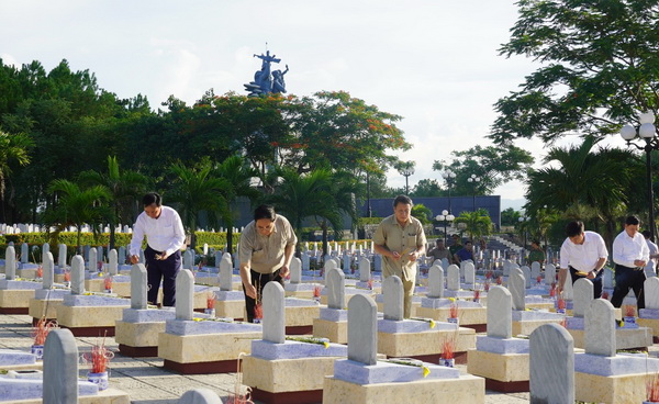 Thủ tướng Chính phủ và lãnh đạo tỉnh Quảng Trị thắp hương Nghĩa trang liệt sĩ quốc gia Đường 9