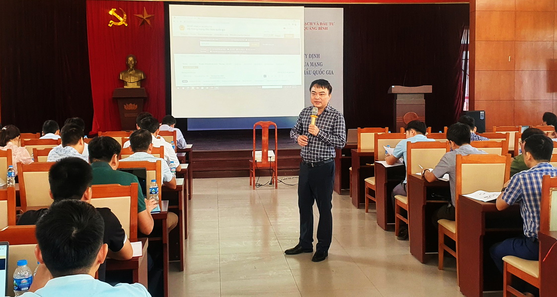 Ông Phạm Thy Hùng, Giám đốc Trung tâm Đấu thầu qua mạng quốc gia thông tin về nội dung Hội nghị.