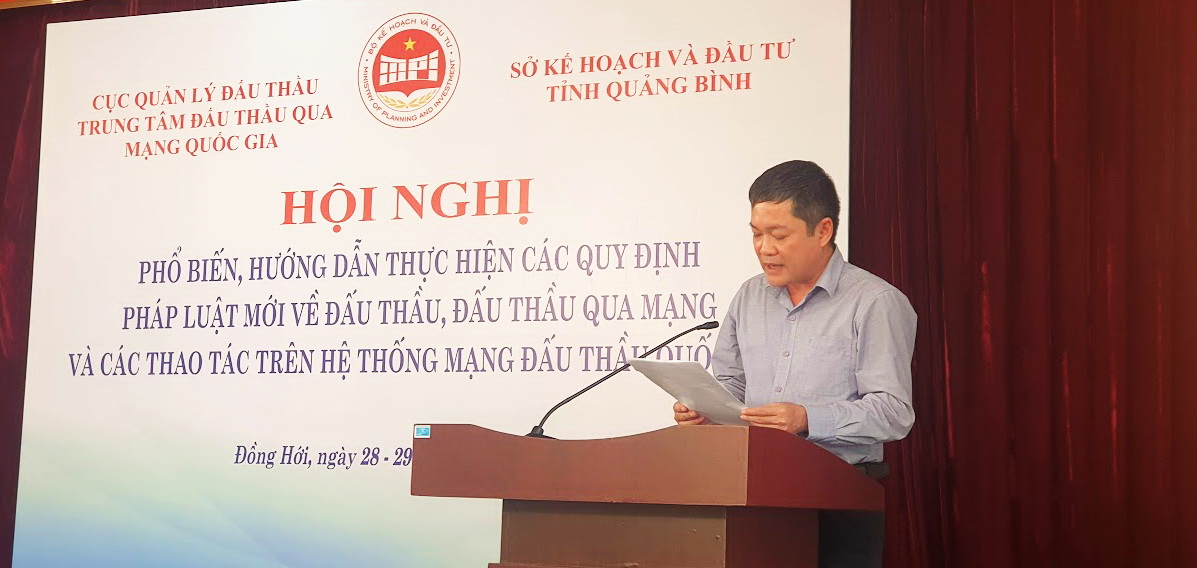Ôn Phan Phong Phú, Giám đốc Sở Kế hoạch và Đầu tư Quảng Bình phát biểu khai mạc Hội nghị.