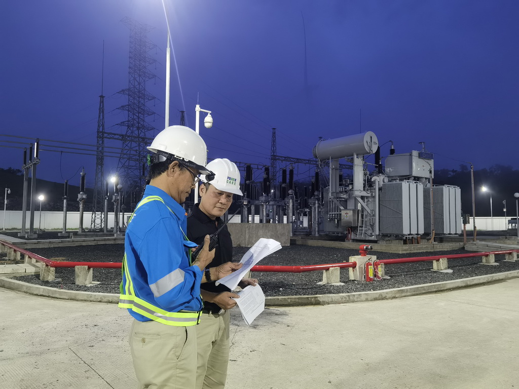 Các kỹ sư thực hiện các thao tác để hoà điện từ Trạm biến áp 220kV Lao Bảo đến Dự án Nhà máy điện gió Hướng Linh 3