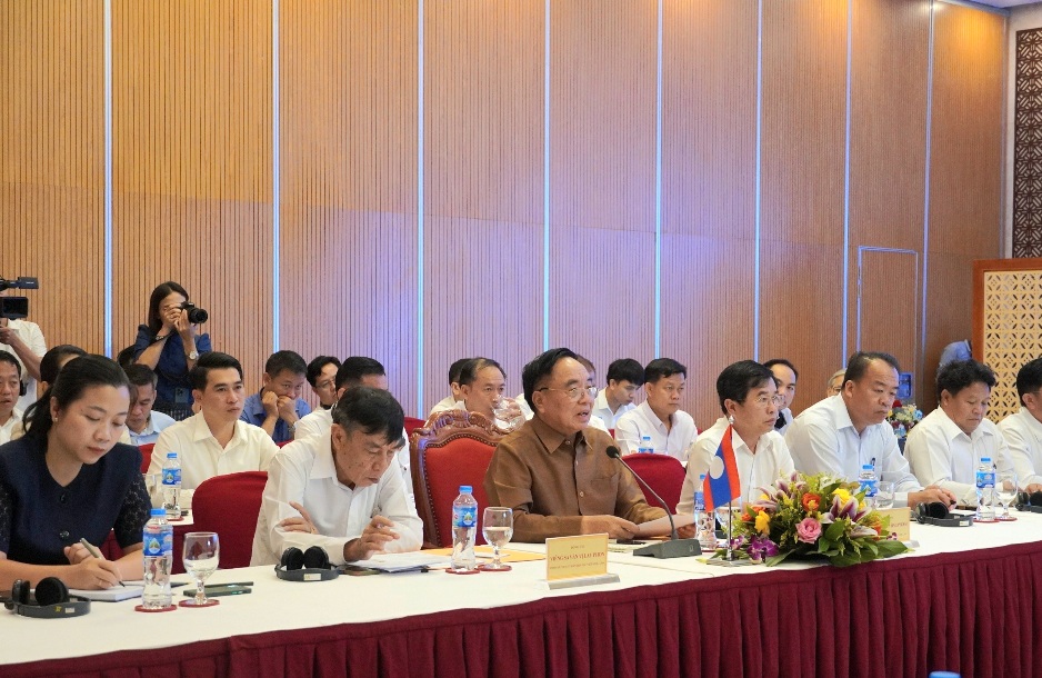 Đoàn đại biểu của Ủy ban hợp tác Lào - Việt Nam do Bộ trưởng Bộ Kế hoạch và Đầu tư Lào Khăm- chen - Vông- phô -sỷ làm trưởng đoàn. 