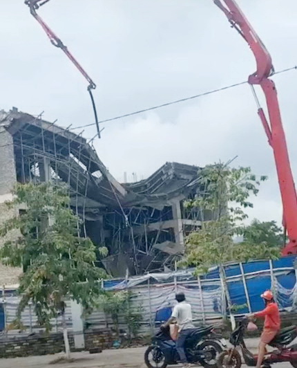 Sập sàn bê tông công trình Trung tâm văn hoá huyện Tuyên Hoá (Ảnh: nguồn Facebook)